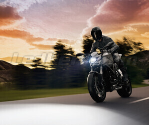 Moto sur route équipée d'une ampoule moto H7 LED Osram Easy 12V