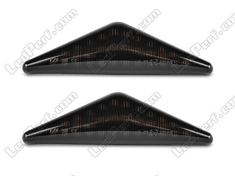 Vue de face des clignotants latéraux dynamiques à LED pour Ford Focus MK1 - Couleur noire fumée