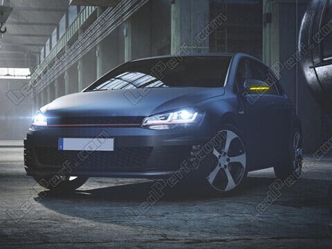 Volkswagen Touran V4 vue de face équipée des clignotants dynamiques Osram LEDriving® pour rétroviseurs